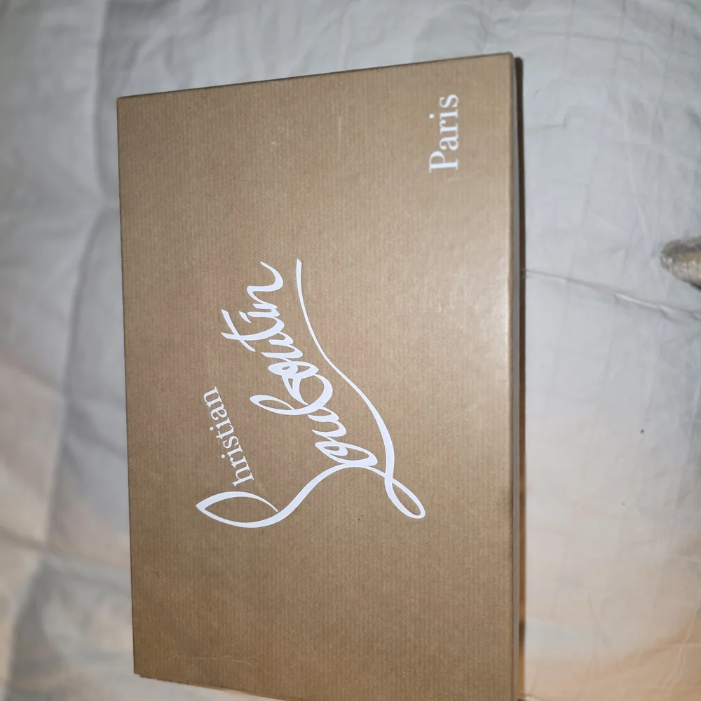 Christian Louboutin - Picture 8 of 10